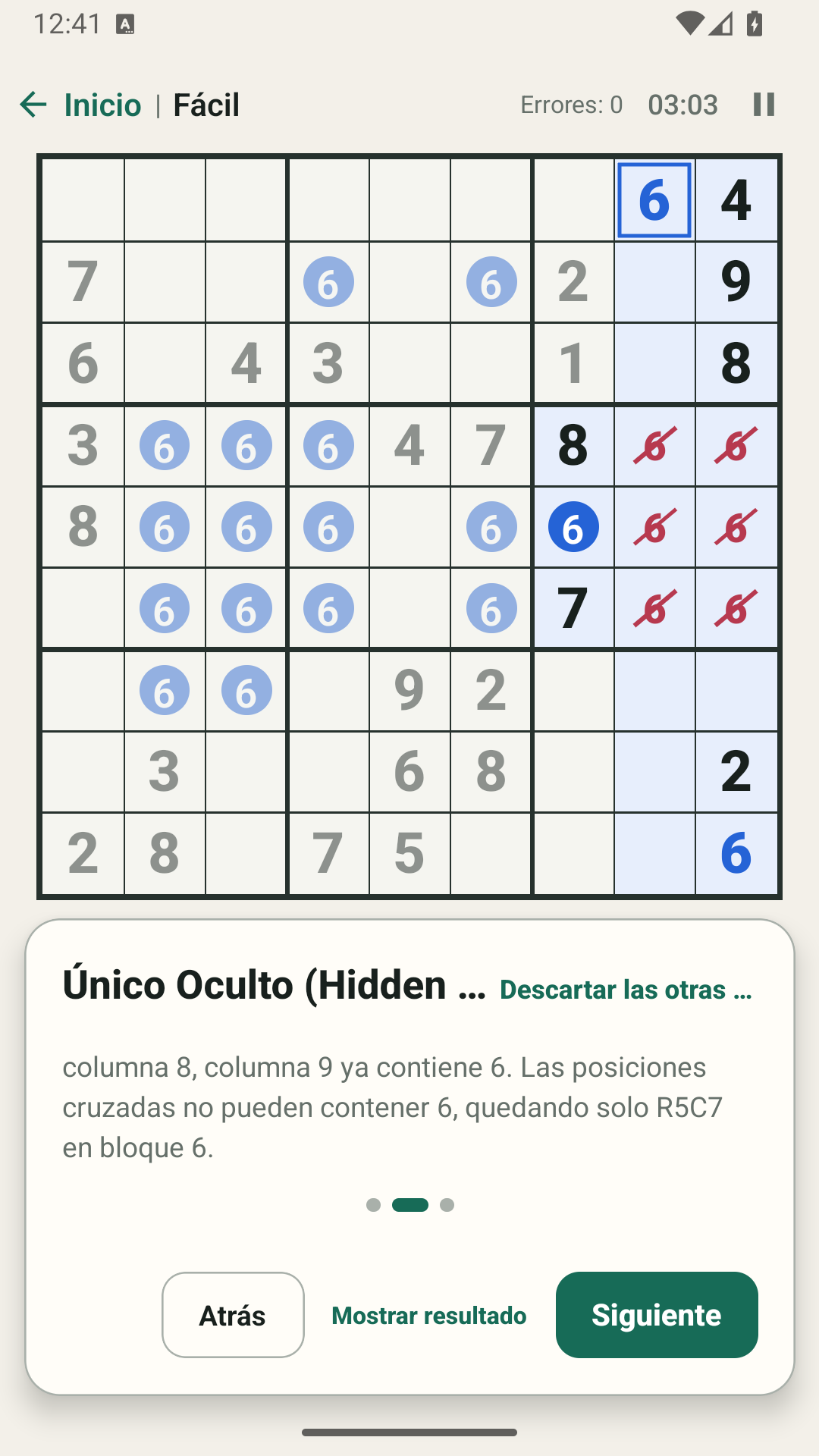 Una pista inteligente explica un razonamiento lógico paso a paso en español.