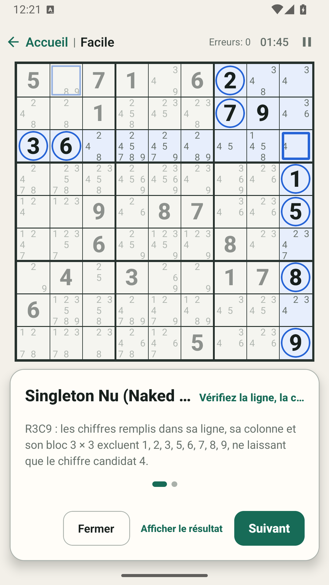 Un indice intelligent expliquant un raisonnement logique étape par étape en français.