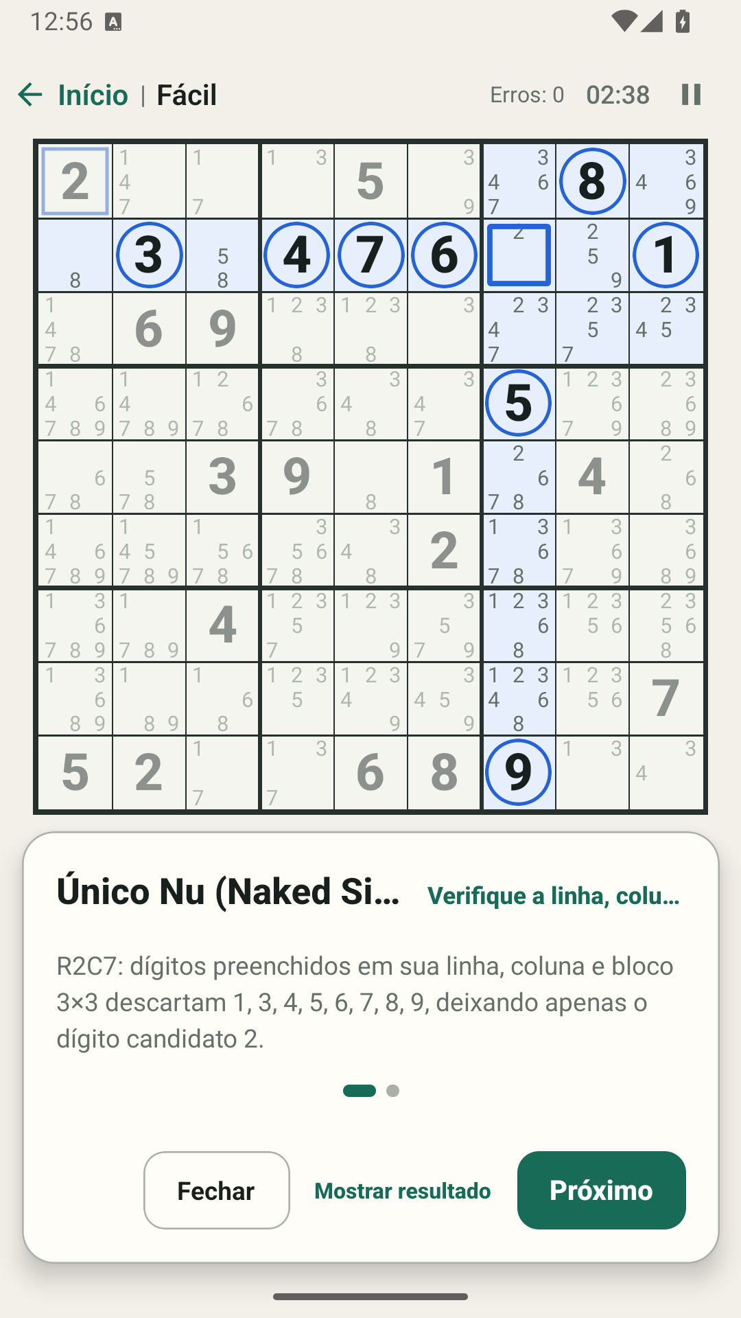 Uma dica inteligente explica o raciocínio lógico passo a passo em português do Brasil.